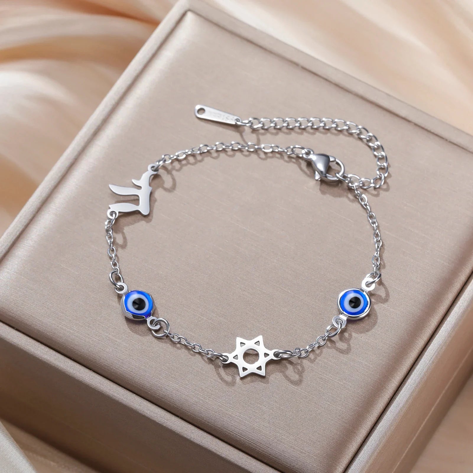 Armband mit Schutzsymbolen blaues Auge, Chai und dem <span data-glossary-id="davidstern">Davidstern</span> Silber