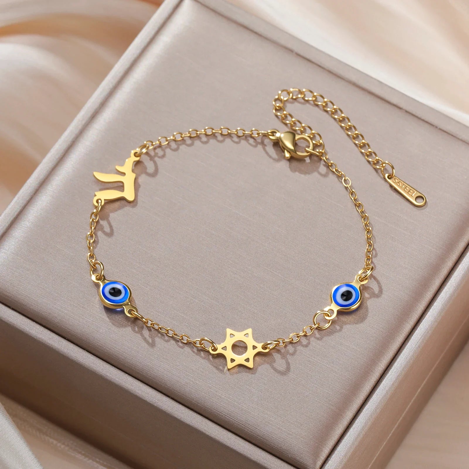 Armband mit Schutzsymbolen blaues Auge, Chai und dem <span data-glossary-id="davidstern">Davidstern</span> Gold