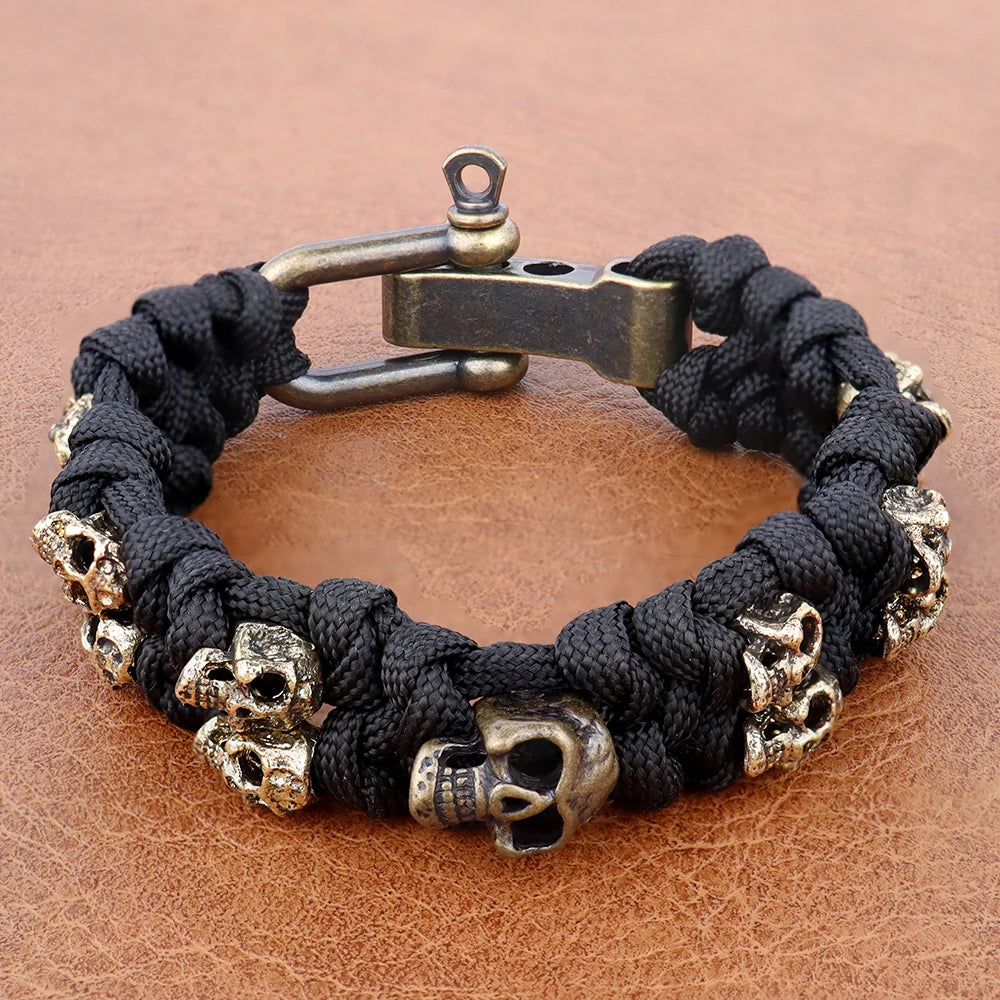 Armband mit schwarzen Totenköpfen