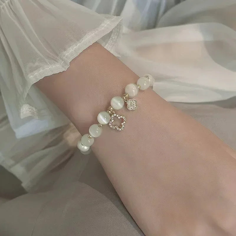Perlenarmband mit vierblättrigen Kleeblättern