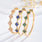 Armband mit vierblättrigen Kleeblättern aus Zirkon und blauen Steinen