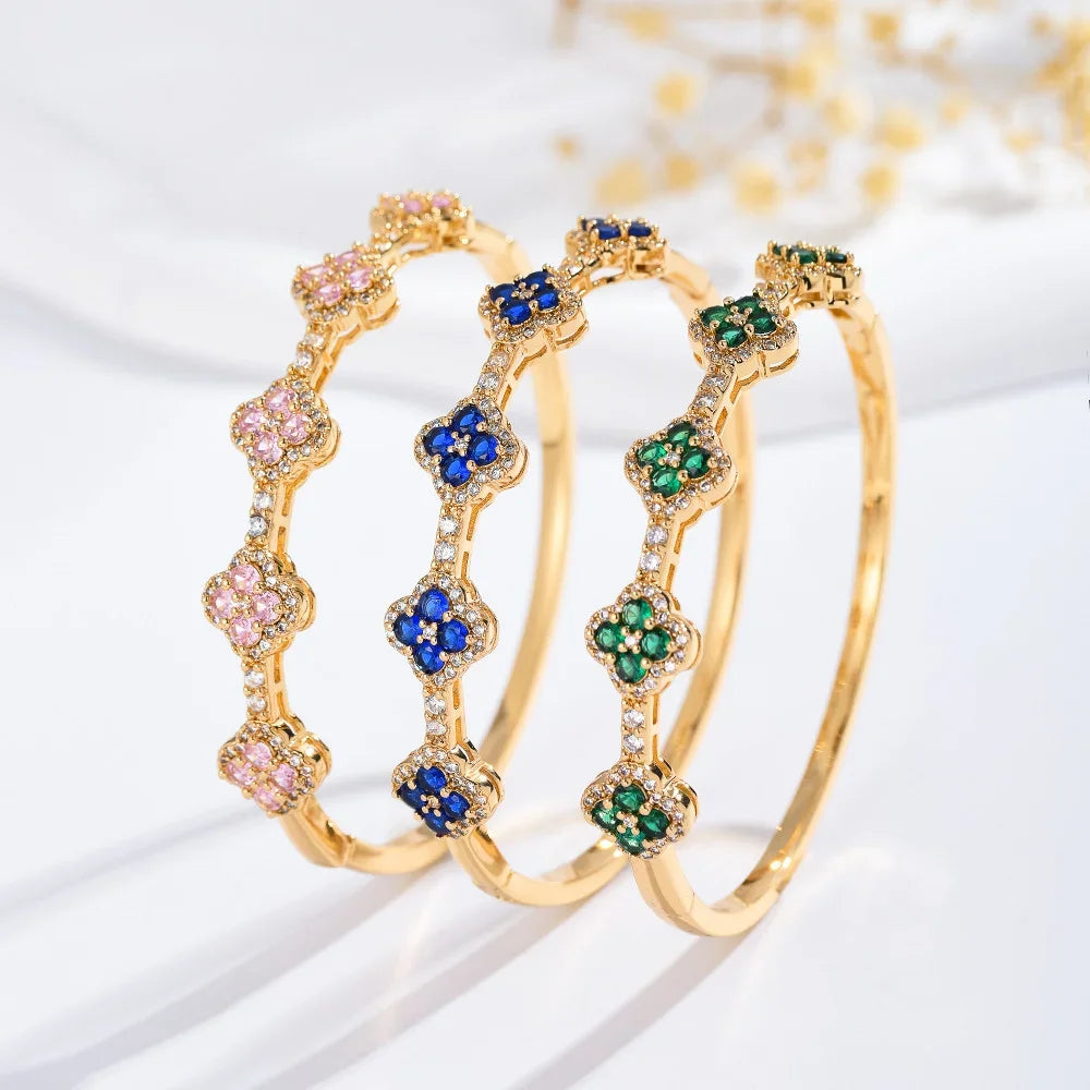 Armband mit vierblättrigen Kleeblättern aus Zirkon und blauen Steinen