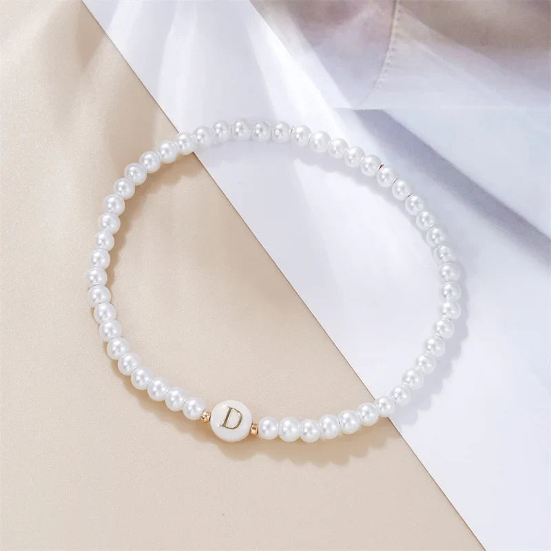 Weißes Armband mit Initiale d