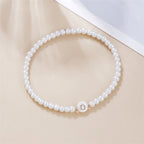 Weißes Armband mit Initiale o