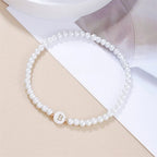 Weißes Armband mit Initiale b
