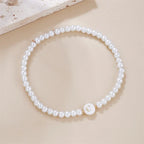 Weißes Armband mit Initiale c