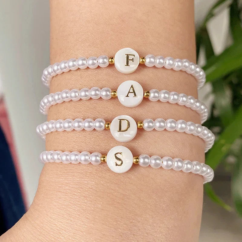 Weißes Armband mit Initiale s