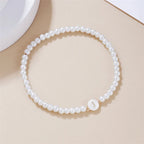 Weißes Armband mit Initiale j