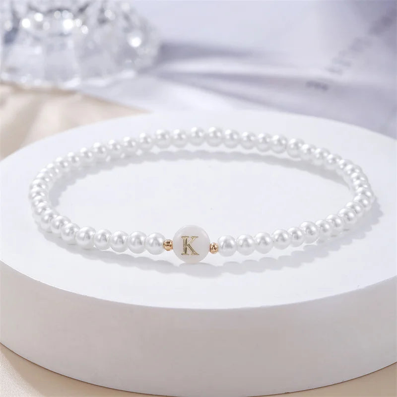 Weißes Armband mit Initiale k