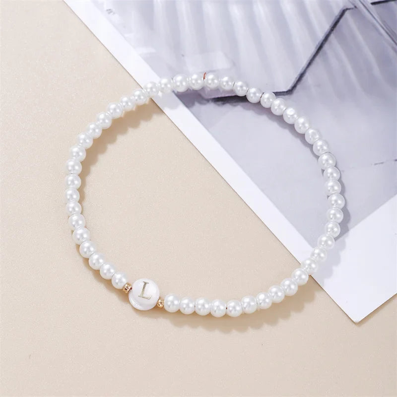 Weißes Armband mit Initiale l