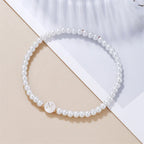 Weißes Armband mit Initiale n