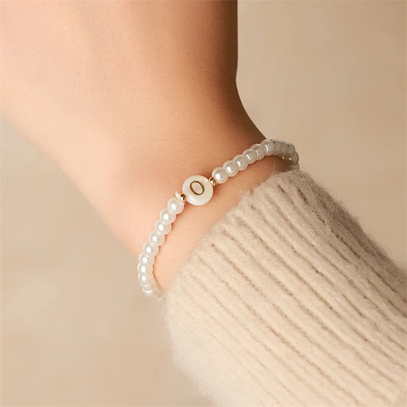 Weißes Armband mit Initiale o