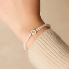 Weißes Armband mit Initiale o