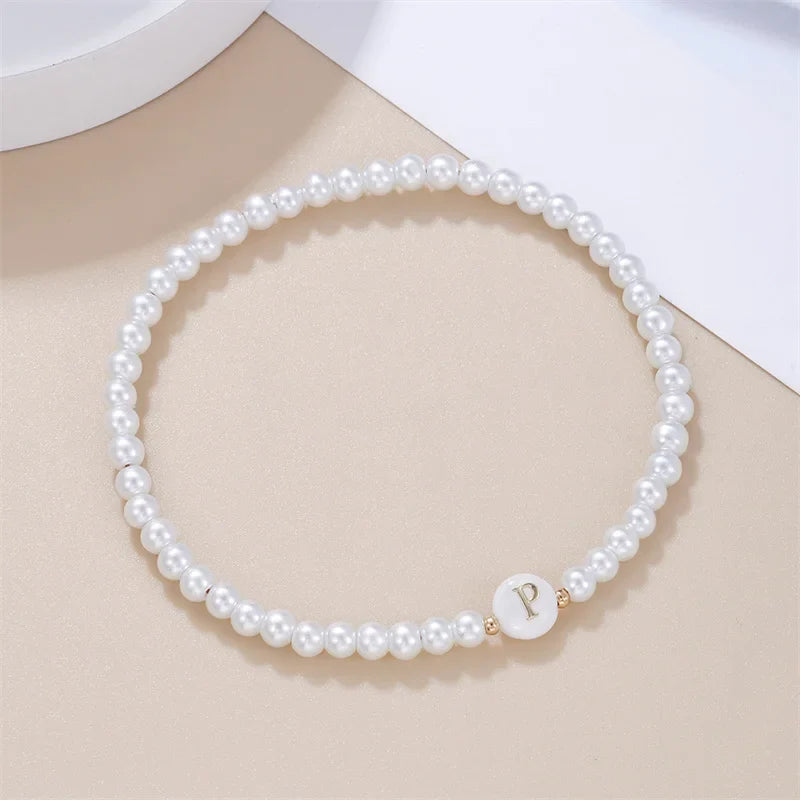 Weißes Armband mit Initiale p