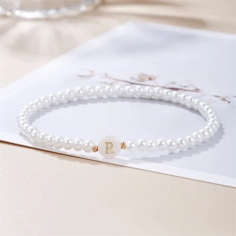 Weißes Armband mit Initiale r