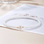 Weißes Armband mit Initiale r