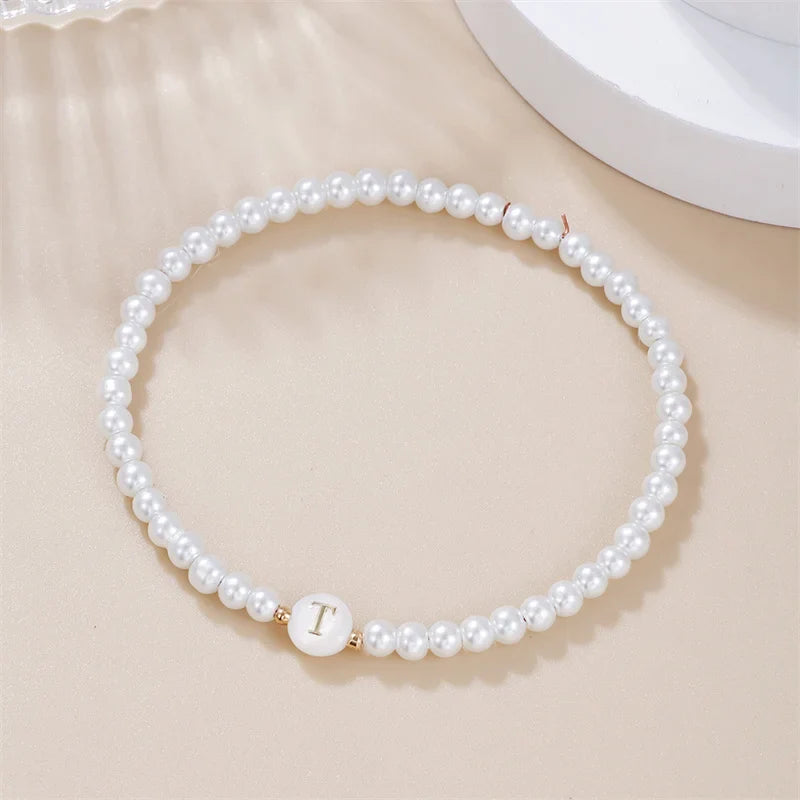 Weißes Armband mit Initiale t
