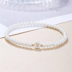 Weißes Armband mit Initiale v