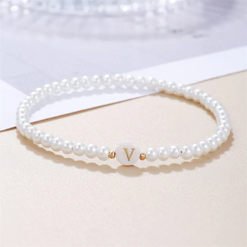 Weißes Armband mit Initiale v
