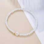 Weißes Armband mit Initiale w