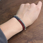 Buddhistisches Armband mit geschnitztem Amulett