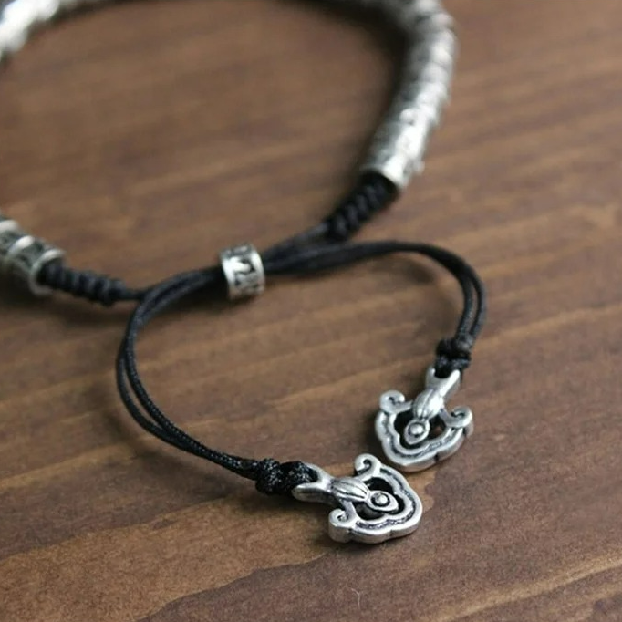 Buddhistisches Armband mit geschnitztem Amulett