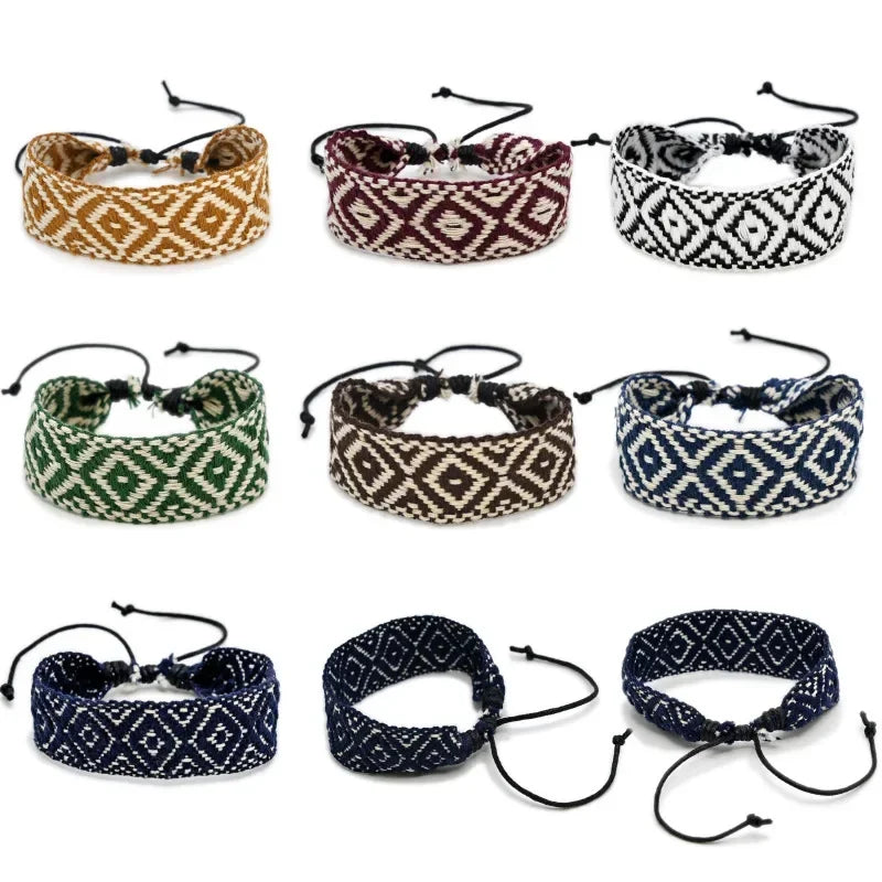 Handgefertigtes brasilianisches Armband mit geometrischen Formen, braun 
