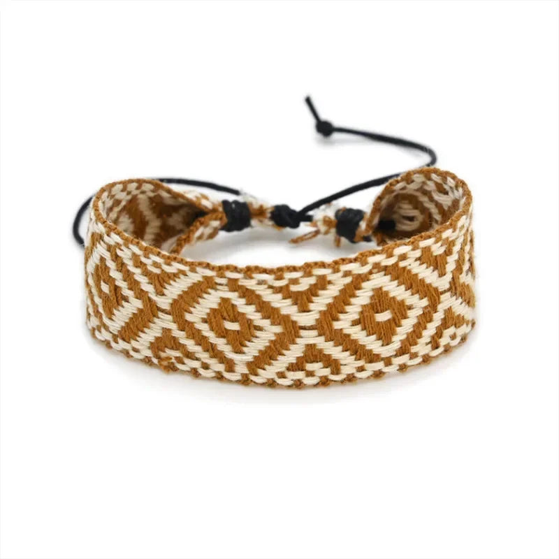 Handgefertigtes brasilianisches Armband mit geometrischen Formen, hellbraun