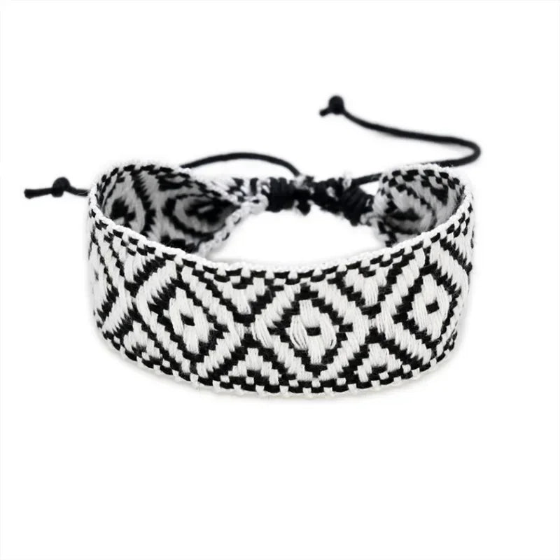Handgefertigtes brasilianisches Armband mit geometrischen Formen, schwarz und weiß