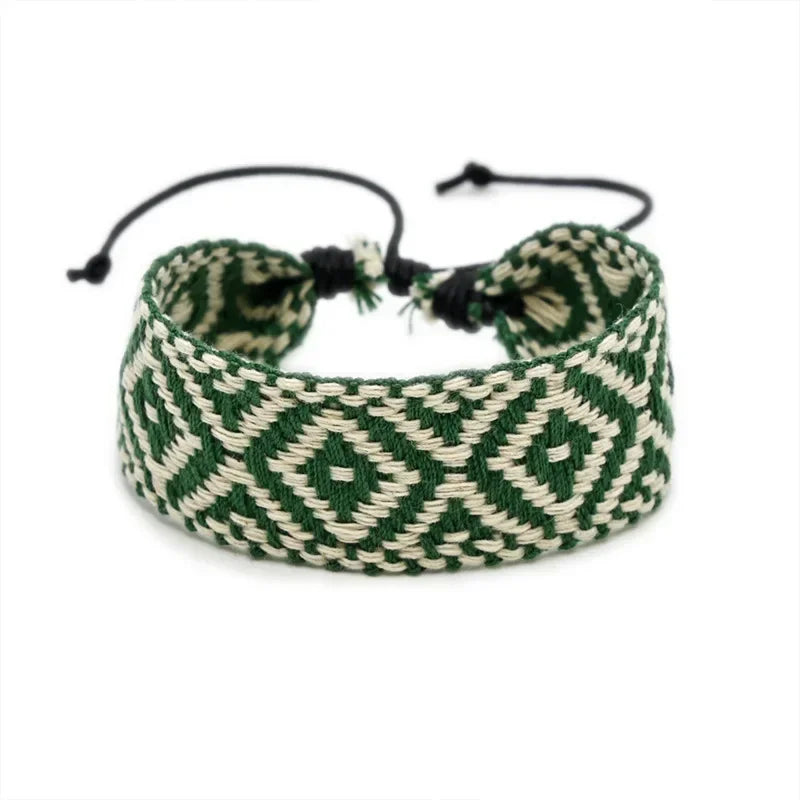Handgefertigtes brasilianisches Armband mit geometrischen Formen, grün