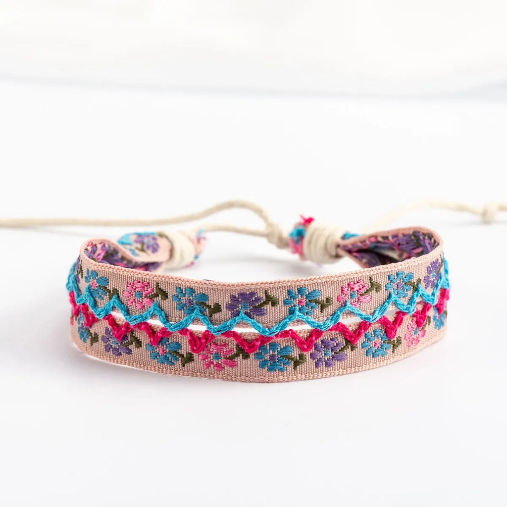 Handgefertigtes besticktes Boho-Brasilienarmband beige und blau