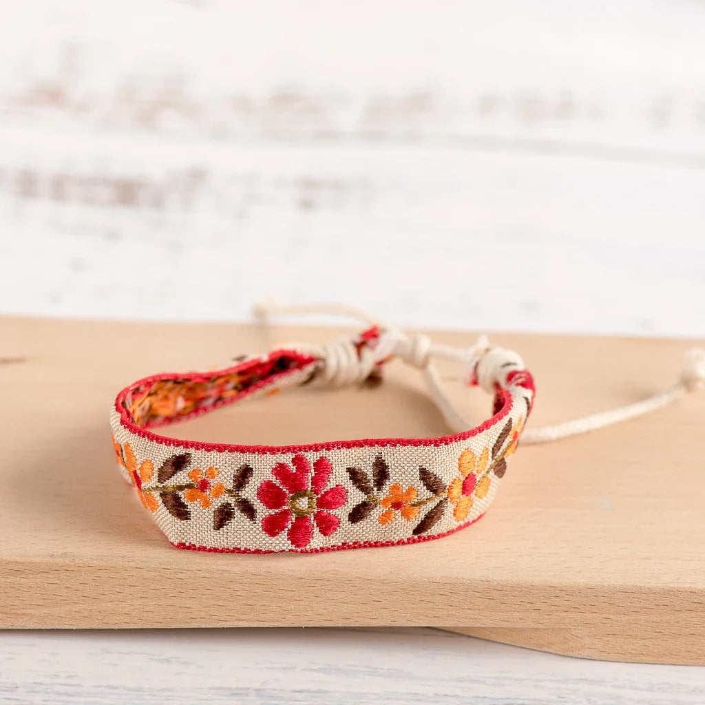 Handgefertigtes besticktes Boho-Brasilienarmband rot