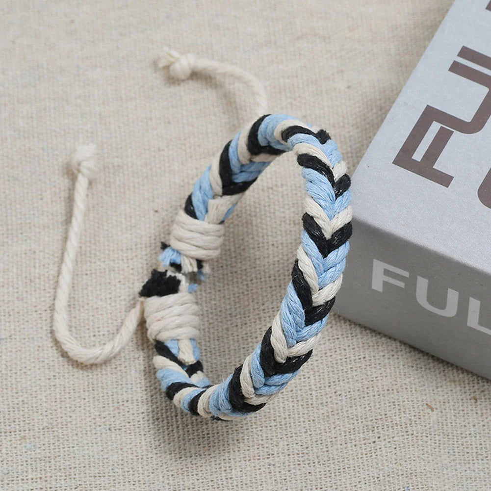 Brasilianisches Armband aus Baumwollfaden mit natürlicher Optik blau
