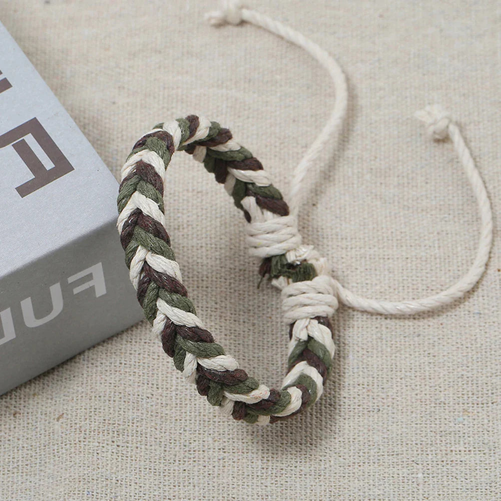 Brasilianisches Armband aus Baumwollfaden mit natürlicher Optik grün
