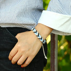 Brasilianisches Armband aus Baumwollfaden mit natürlicher Optik blau