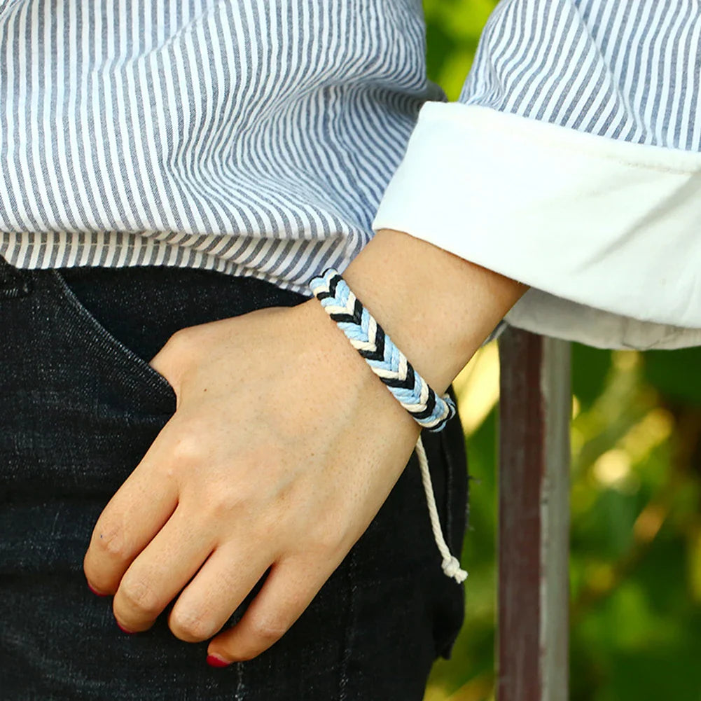 Brasilianisches Armband aus Baumwollfaden mit natürlicher Optik blau