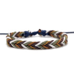 Minimalistisches brasilianisches Armband aus grünem und weißem Baumwollfaden
