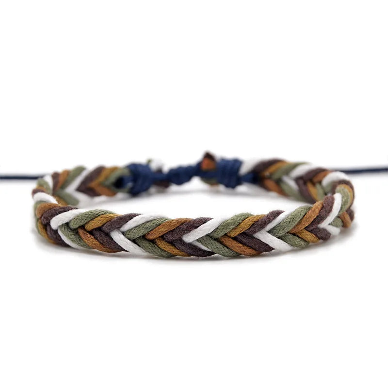 Minimalistisches brasilianisches Armband aus grünem und weißem Baumwollfaden