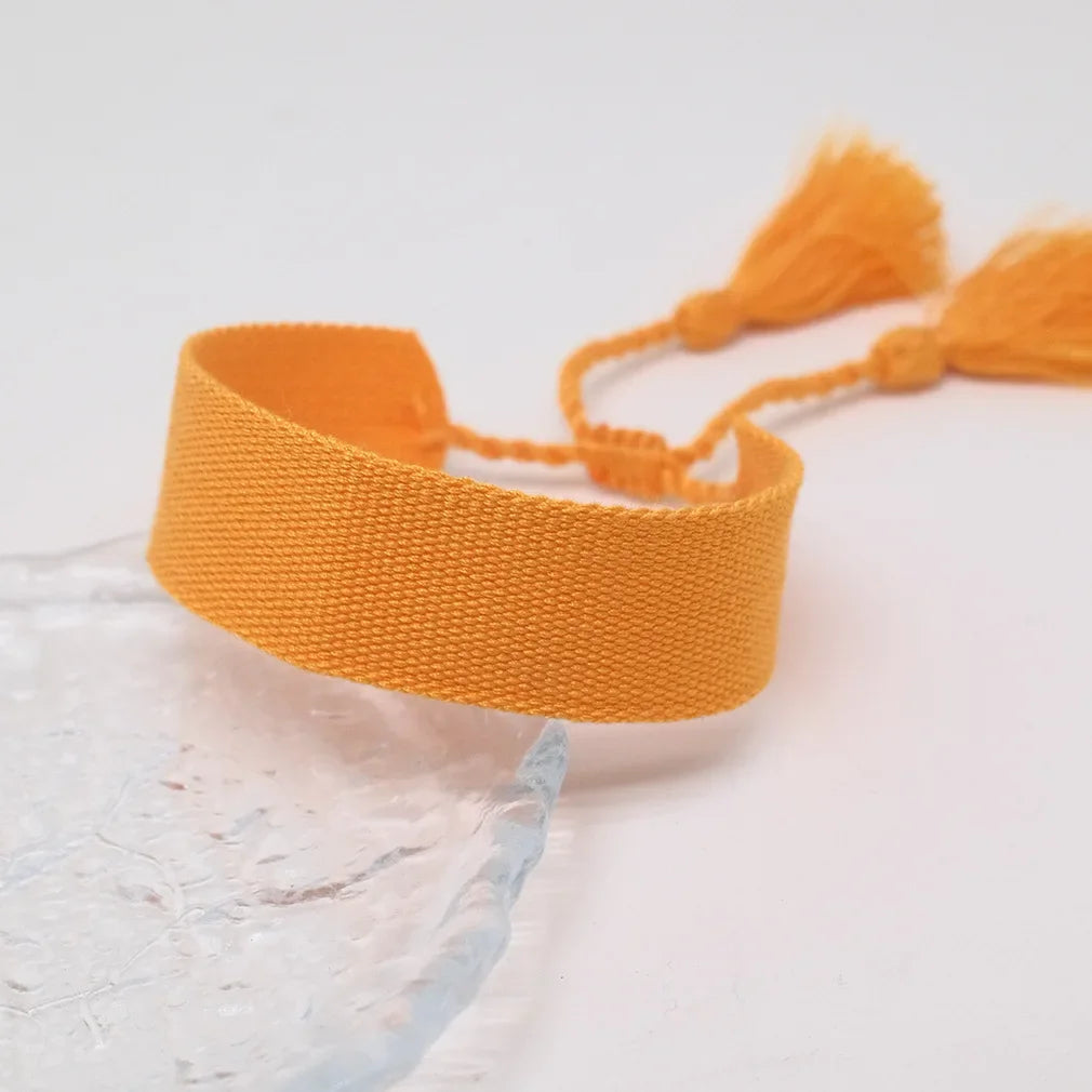 Handgemachtes brasilianisches Armband in sanften Pastellfarben orange