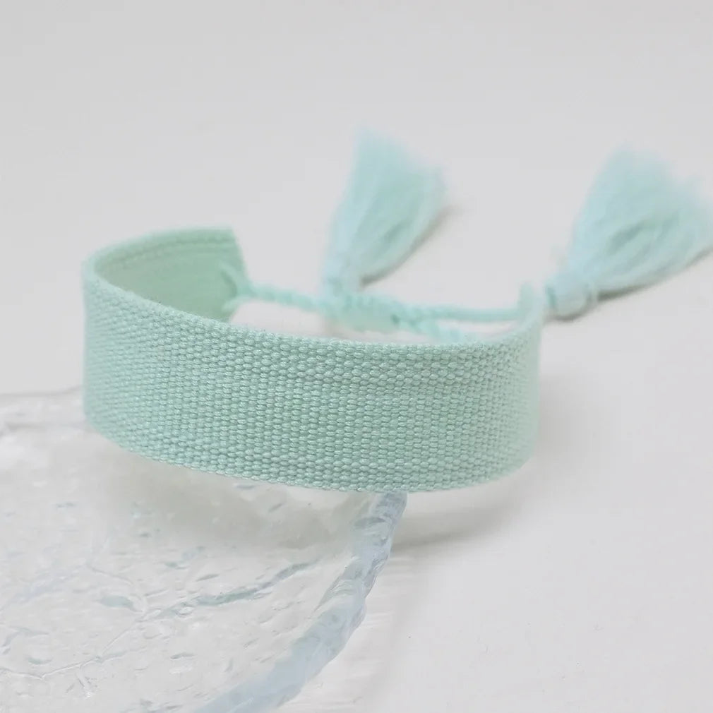 Handgemachtes brasilianisches Armband in sanften Pastellfarben hellblau
