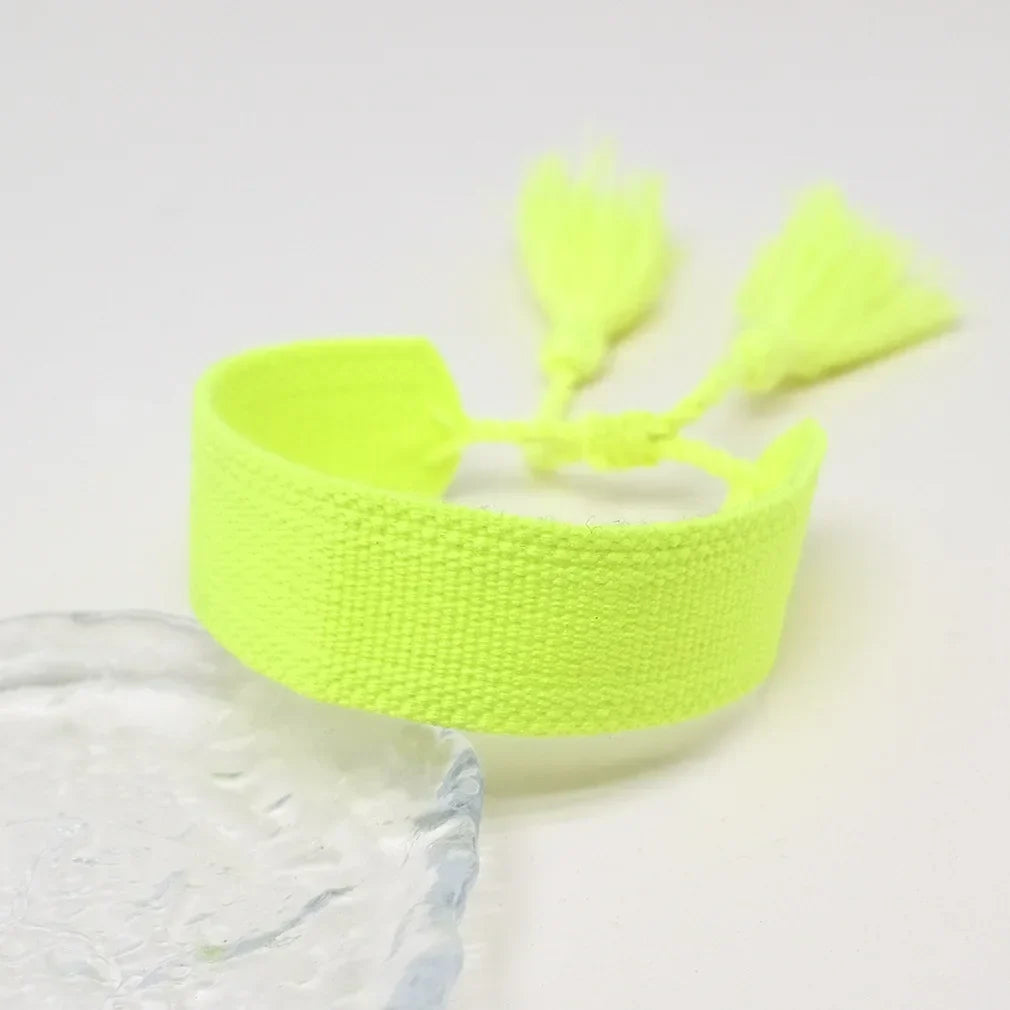 Handgemachtes brasilianisches Armband in sanften Pastellfarben gelb