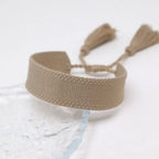 Handgemachtes brasilianisches Armband in sanften Pastellfarben braun