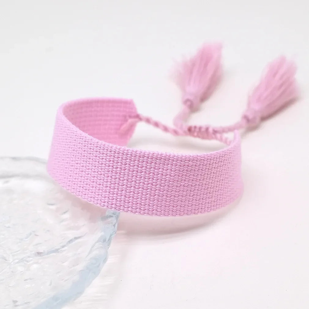 Handgemachtes brasilianisches Armband in sanften Pastellfarben rosa