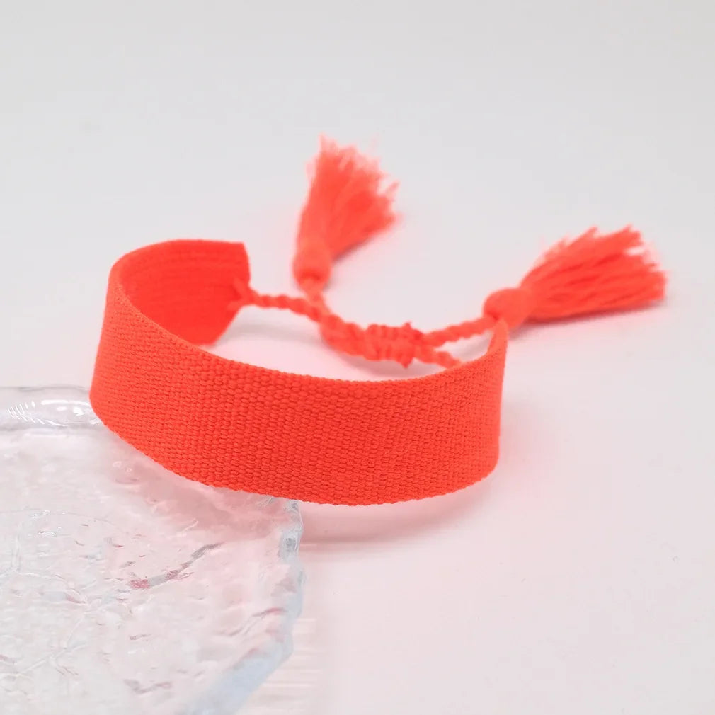Handgemachtes brasilianisches Armband in sanften Pastellfarben rot