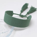 Handgemachtes brasilianisches Armband in sanften Pastellfarben dunkelgrün