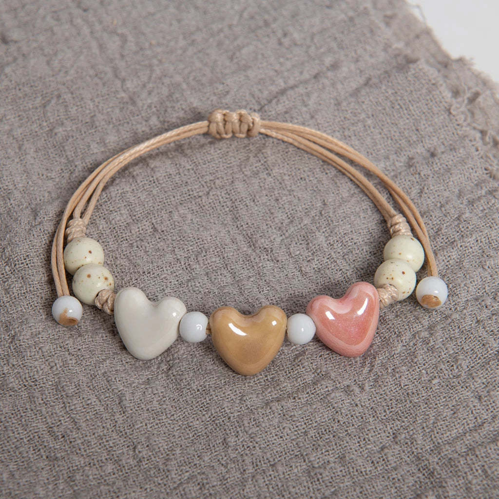 Armband mit Herz aus beiger Keramik
