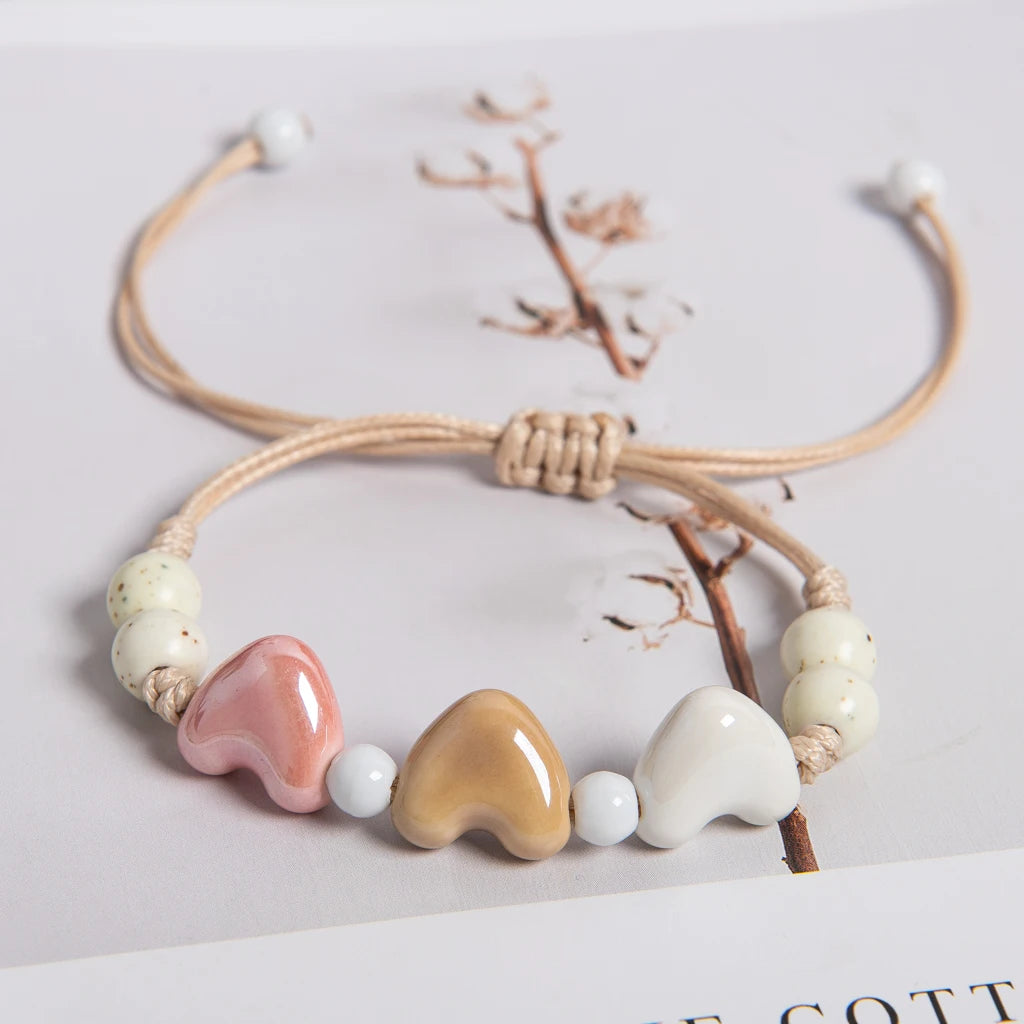 Armband mit Herz aus beiger Keramik