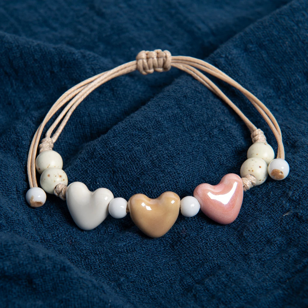 Armband mit Herz aus beiger Keramik