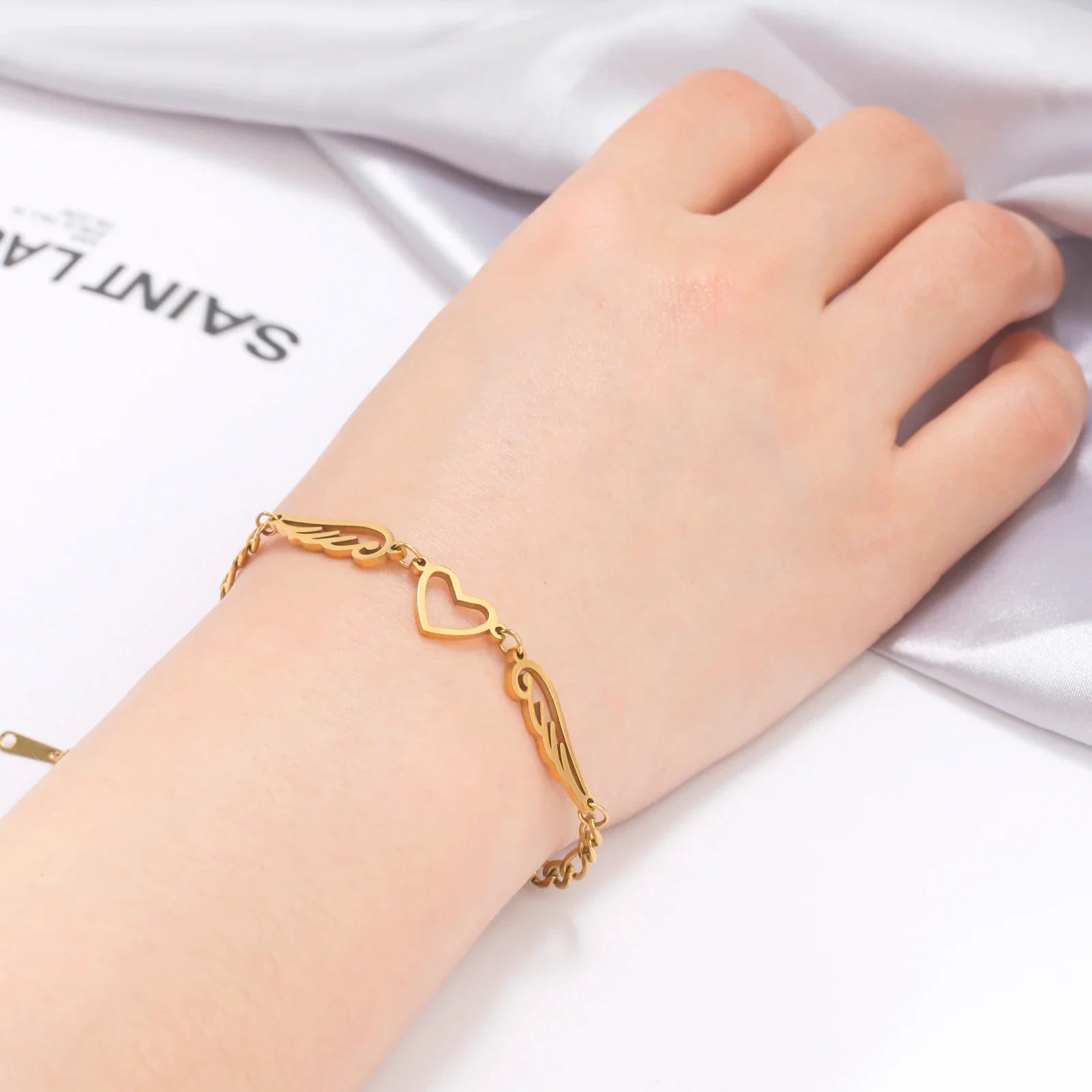 Herz- und Engelsflügel-Armband in Gold