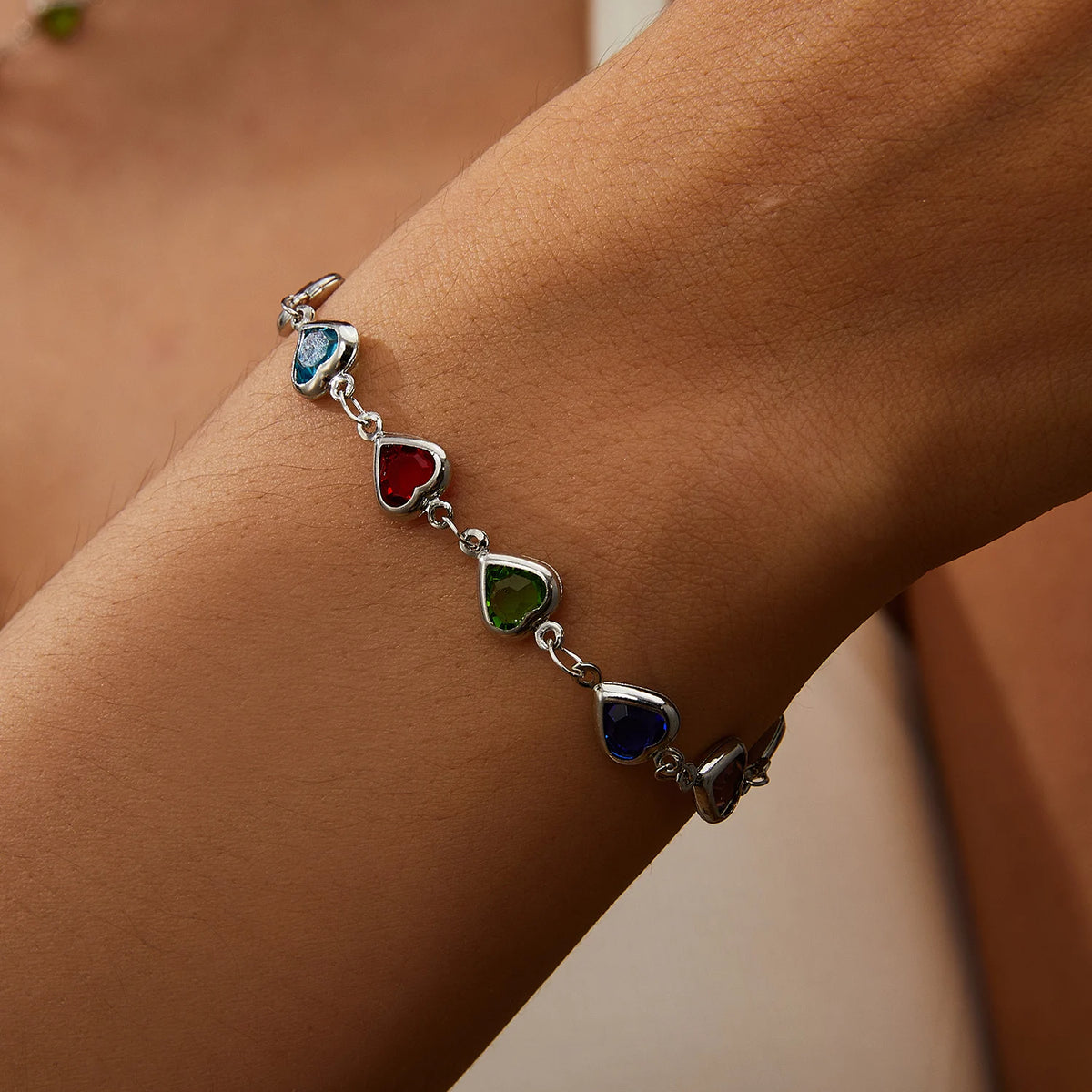 Armband mit emaillierten Herzen in Silber und Mehrfarbig
